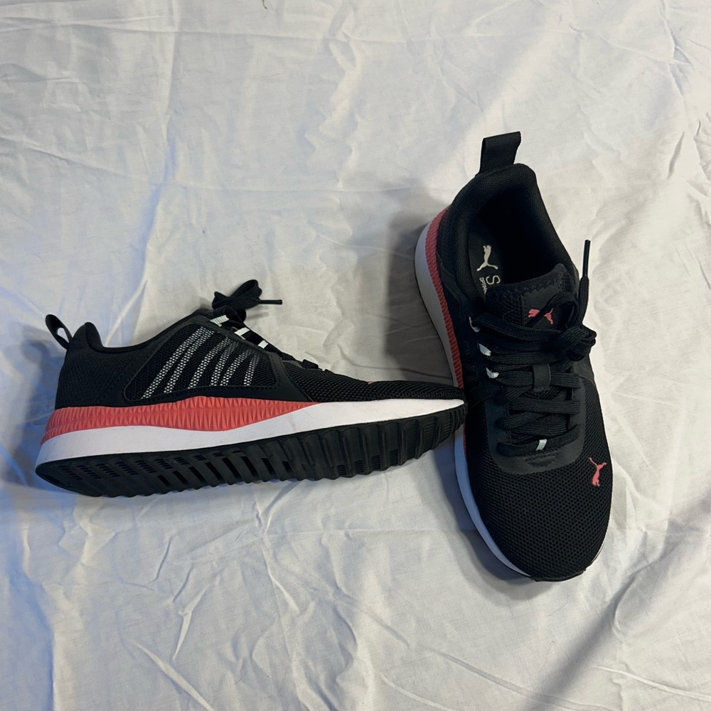 Puma sneakers. Size 8. Great condition!